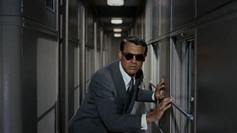 ¡North by Northwest! Una aventura de espionaje llena de intriga y romance con Cary Grant en el papel principal!